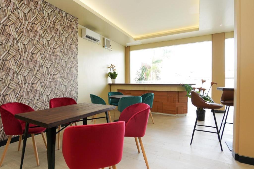 Oyo 1330 Hotel Cahaya 3 Сурабая Екстериор снимка
