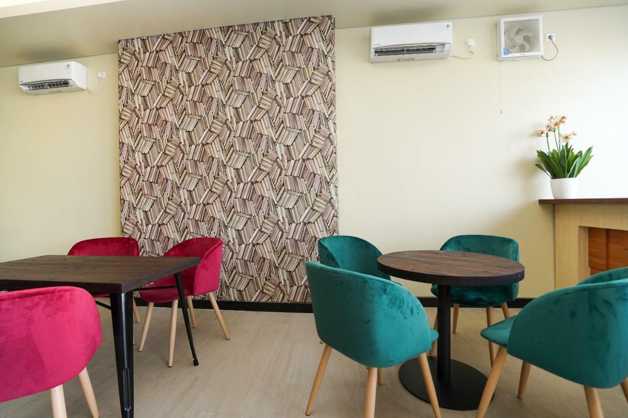 Oyo 1330 Hotel Cahaya 3 Сурабая Екстериор снимка
